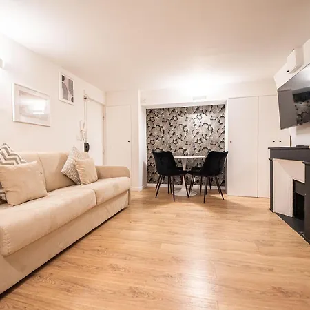 Apartamento Lovely By Louvre & Palais Royal
